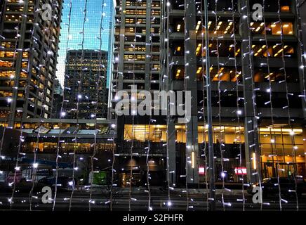 Die Straßen der Innenstadt von Calgary durch ein Fenster in Weihnachtsbeleuchtung abgedeckt. Stockfoto