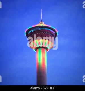 Der Calgary Tower alle beleuchtet Weihnachten rot und grün leuchtet. Stockfoto