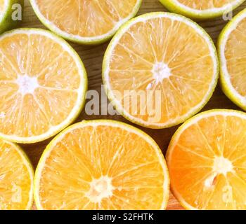 Beginnen Sie den Morgen mit Orangensaft Stockfoto