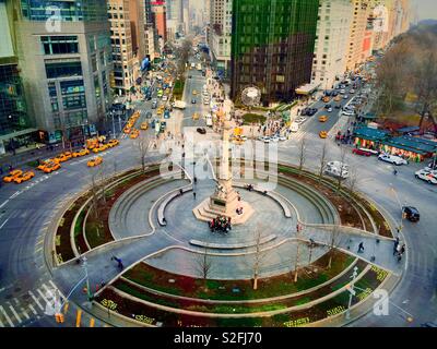 Verkehr und Fußgänger in Columbus Circle, New York City, USA Stockfoto