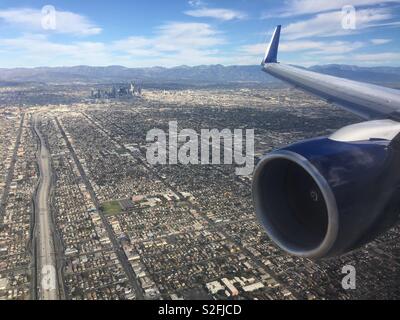 Turbofan Jet Motor und Flügel Fenster durch Flugzeuge fliegen über der Stadt Los Angeles, Kalifornien Stockfoto