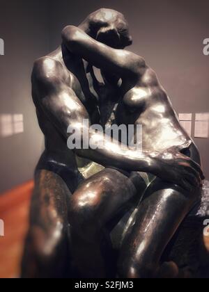 Der Kuss von Auguste Rodin in Cardiff Museum. Stockfoto