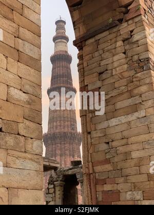 Die Siegessäule Qutab Minar in Delhi, Indien. Das Minarett ist Teil des Qutab Komplex, ist ein UNESCO-Weltkulturerbe. Stockfoto