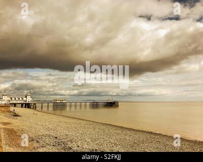 Penarth Pier in der Nähe von Cardiff, Wales, bei Ebbe an einem bewölkten Tag Stockfoto