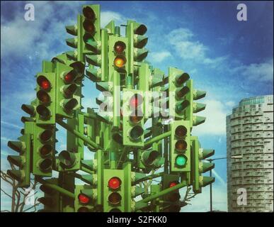 Retro Effekt Image der "Ampel" auf dem Trafalgar Way, Canary Wharf, London, England. Eine künstlerische Skulptur, nicht beabsichtigt, den Verkehrsfluss zu steuern. Stop oder Go??! © COLIN HOSKINS. Stockfoto