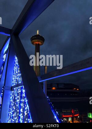 Der Skylon Tower bei Nacht beleuchtet in Niagara Falls, Kanada. Stockfoto