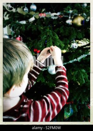 Schmücken den Weihnachtsbaum Stockfoto