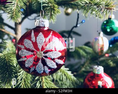 Rote Weihnachtskugel Dekoration hängen von einem Weihnachtsbaum Stockfoto