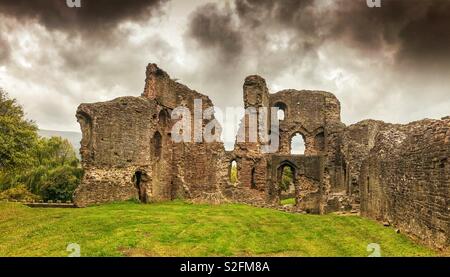 Verfallenen Mauern Abergavenny Castle, einer von vielen historischen Denkmälern in Wales Stockfoto