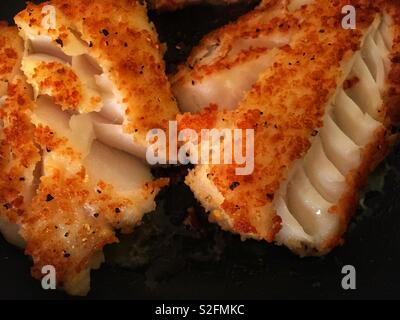 Frische Nordsee Kabeljau leicht gebraten Stockfoto