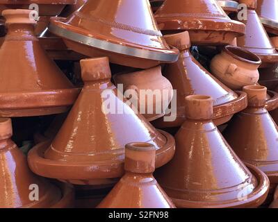 Terrakotta tagines für Verkauf in einem Souk Stockfoto