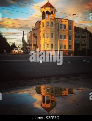 St. Kilda Architektur auf der Acland Street mit Reflexionen nach dem Regen in Melbourne, Australien Stockfoto