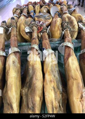 / Serrano Jamon Serrano Schinken in einem spanischen Supermarkt Stockfoto