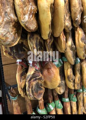 / Serrano Jamon Serrano Schinken in einem spanischen Supermarkt Stockfoto