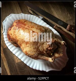 Gebratene Ente mit schinkenmesser. Stockfoto