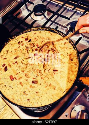 Ein hausgemachtes Fisch Curry machen Stockfoto