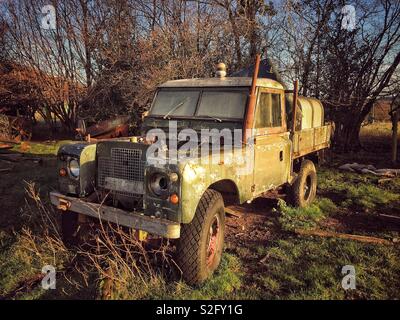 Sleeping Beauty. Eine klassische Land Rover sitzt geduldig im Feld eines Bauern warten auf Renovierung. Eine perfekte Restaurierung warten darauf, entdeckt zu werden... Stockfoto