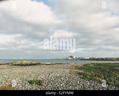 Blick über die Bucht von Cemlyn der Wylfa Kernkraftwerk, Anglesey, Nordwales Stockfoto