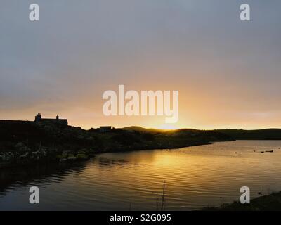 Sonne über Cemlyn Bay Lagune, Anglesey, Nordwales Stockfoto