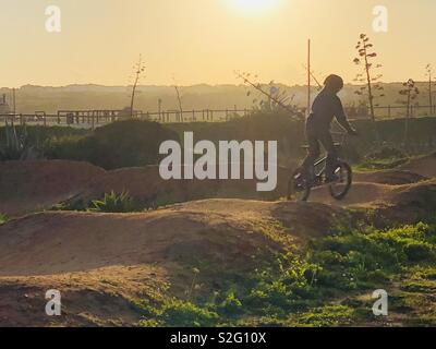 Bmx-biking bei Sonnenuntergang Stockfoto