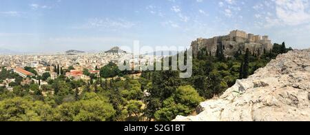 Die Akropolis, Mt. Lycabettus, und städtischen Dächer sind in einem erhöhten, Panoramablick auf Athen, Griechenland gezeigt. Stockfoto