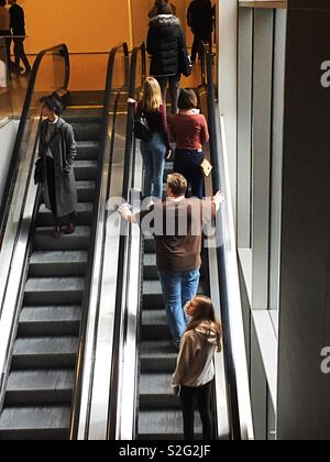 Nach oben und unten Fahrtreppen mit Leuten gefüllt, USA Stockfoto