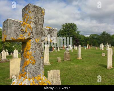 Lunenburg Friedhof mit alten Grabstein mit Flechten Stockfoto
