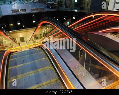 U-Bahn Eingang Rolltreppen. U-Bahnstation Buchanan Street, Glasgow, Schottland, Vereinigtes Königreich. Stockfoto