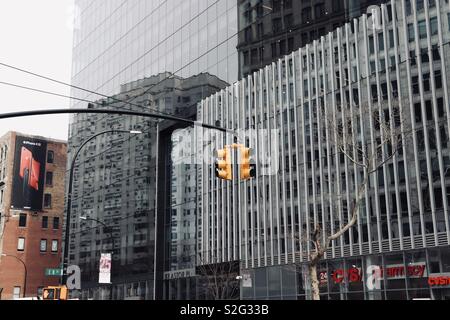 Reflexion von Gebäuden in anderen Gebäuden in New York City Stockfoto