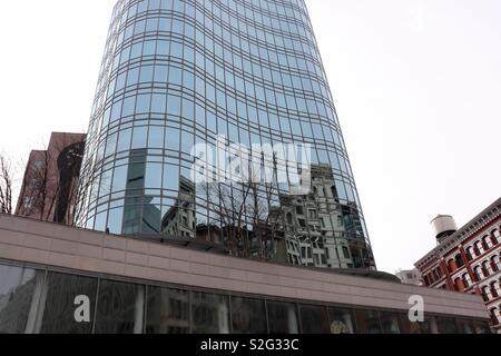 Reflexion von Gebäuden in anderen Gebäuden in New York City Stockfoto