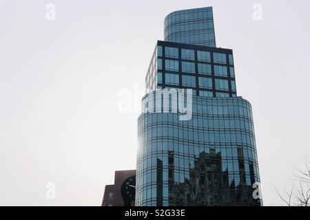 Reflexion von Gebäuden in anderen Gebäuden in New York City Stockfoto