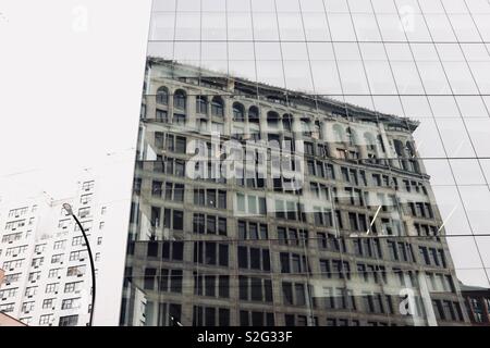 Reflexion von Gebäuden in anderen Gebäuden in New York City Stockfoto