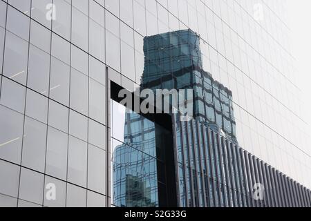 Reflexion von Gebäuden in anderen Gebäuden in New York City Stockfoto