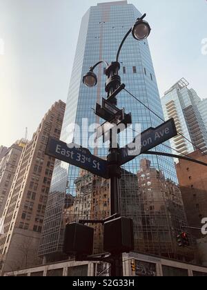 Reflexion von Gebäuden in anderen Gebäuden in New York City Stockfoto