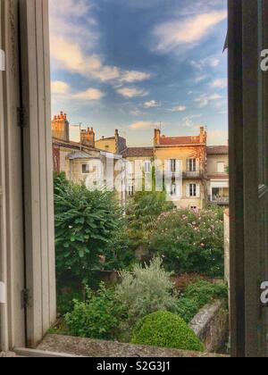 Ein Blick aus dem Fenster in die Höfe in Bordeaux, Frankreich Nachbarschaft. Stockfoto