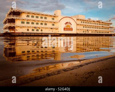 Die Argosy Casino Boot, von Lawrenceburg, Indiana, ist in Bayou La Batre, Alabama, Jan. 7, 2019 angedockt. Stockfoto