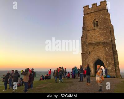 Beobachten Sonnenaufgang am Neujahrstag 2019 in Glastonbury Tor, Somerset Stockfoto