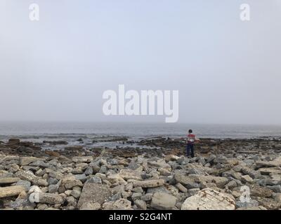 Junge in Nebel entfernten Stockfoto