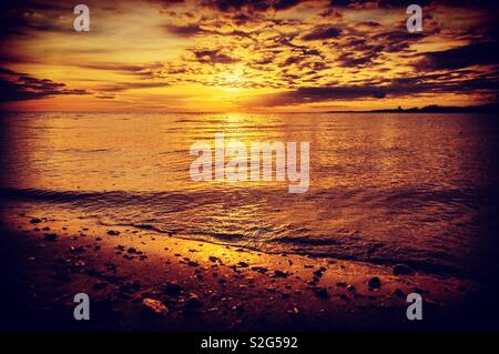 Sonnenuntergang über dem Wasser im Bayou La Batre, Alabama. Stockfoto