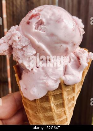 Erdbeereis in Waffle Kegel Stockfoto