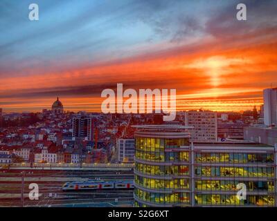 Dramatische und bunten feurig roten Sonnenaufgang über der Stadt Brüssel Stockfoto