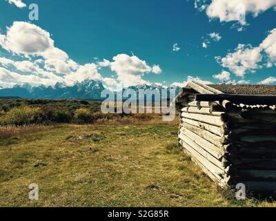 Abgebrochene Cunningham Cabin, die über den Grand Teton Mountains in Wyoming Stockfoto