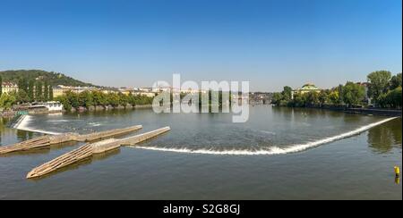 Panoramablick auf den Fluss Vltava, der führt durch das Zentrum von Prag Stockfoto