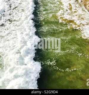 Wildwasser Aus einer brechenden Welle von oben. Manhattan Beach, Kalifornien, USA. Stockfoto