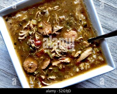 Blick von oben auf eine Schüssel mit Hühnchen und Würstchen gumbo Stockfoto