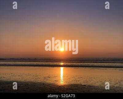 Sonnenuntergang über dem Atlantischen Ozean von Agadir, Marokko, Afrika Stockfoto