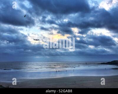 Wachtturm Bay, Barry Island, South Wales, mit einem Flugzeug in den kommenden in Cardiff Flughafen zu landen. Stockfoto