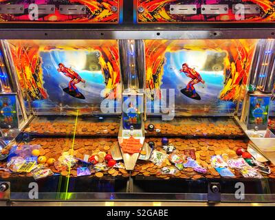 Penny fällt die Maschine bei Barry Island Freizeit Spielhalle, wie in der Gavin und Stacey TV-Serie. Stockfoto