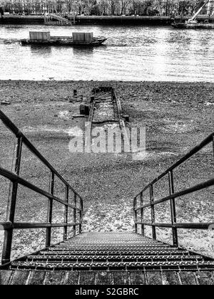 Treppe hinunter auf die Themse Vorland bei Ebbe mit einem verfallenen Steg in der Nähe der Rand des Flusses Stockfoto