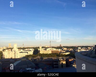 Madrid City Skyline und Luftaufnahmen über die Spanische Hauptstadt vom Circulo de Bellas Artes an einem schönen Herbstabend Stockfoto